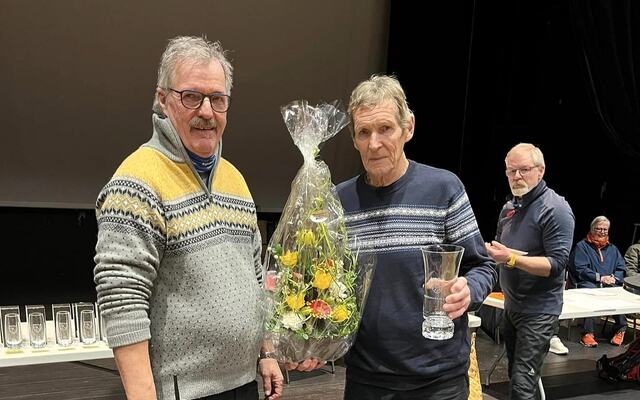 Paul Misterosen fra Rendalen mottar hedersbevisningen fra rennleder Jan Nordengen etter sin 60. deltakelse på rad i Moraløpet. (Foto fra Moraløpets facebookside)