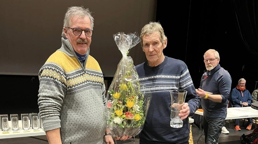 Paul Misterosen fra Rendalen mottar hedersbevisningen fra rennleder Jan Nordengen etter sin 60. deltakelse på rad i Moraløpet. (Foto fra Moraløpets facebookside)