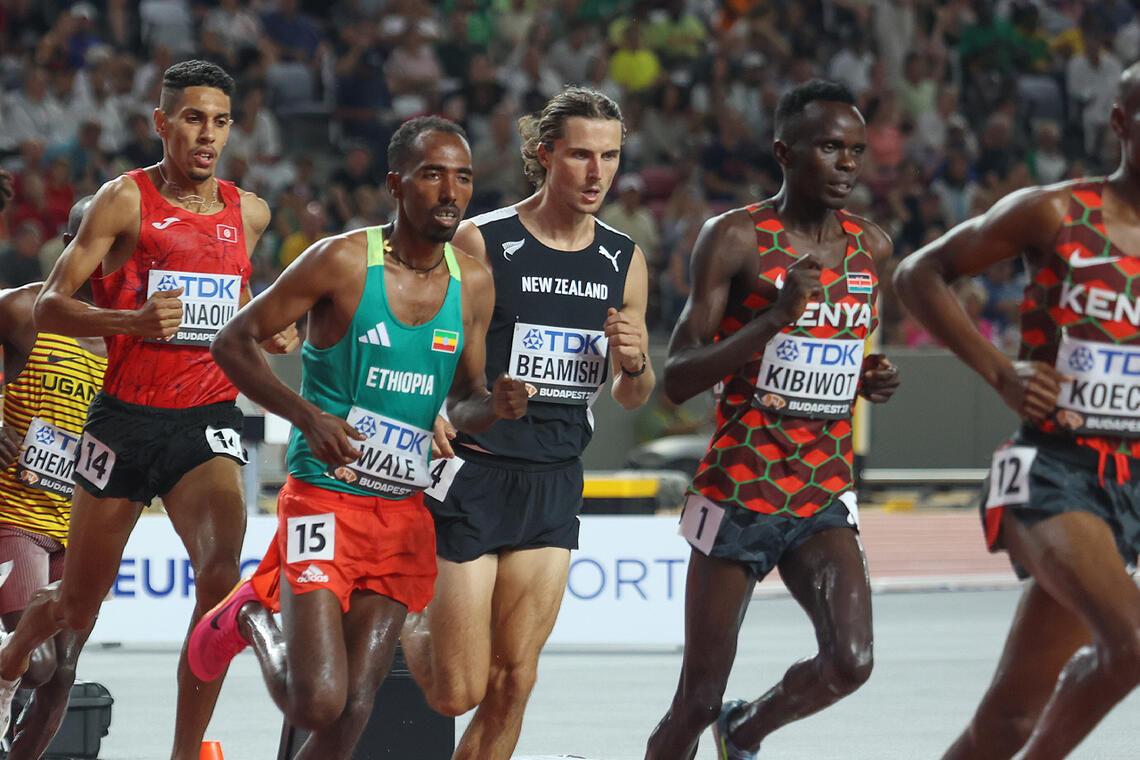 Geordie Beamish (midten) her fra finalen på 3000 meter hinder under VM i Budapest 2023. (Foto: Arne Dag Myking)