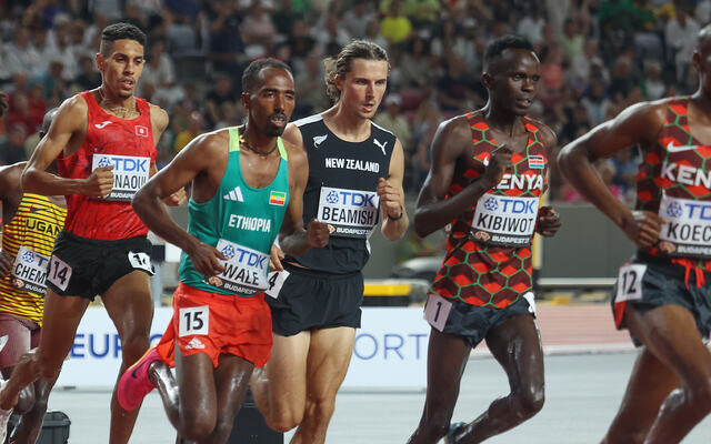 Geordie Beamish (midten) her fra finalen på 3000 meter hinder under VM i Budapest 2023. (Foto: Arne Dag Myking)
