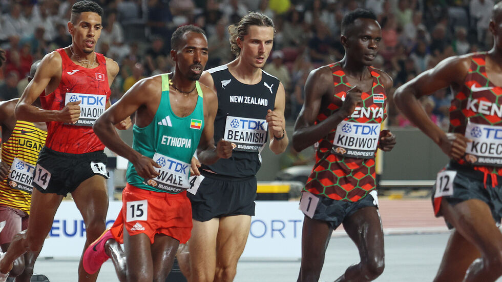 Geordie Beamish (midten) her fra finalen på 3000 meter hinder under VM i Budapest 2023. (Foto: Arne Dag Myking)