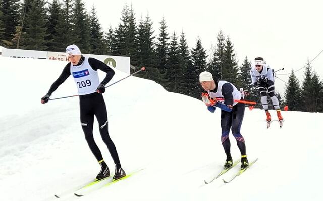 Teten ut fra start med Trond Raastad Hallum i front foran vinneren Daniel Andersen og Vegard Skrove Stensæter. (Foto: Svea Skilag)