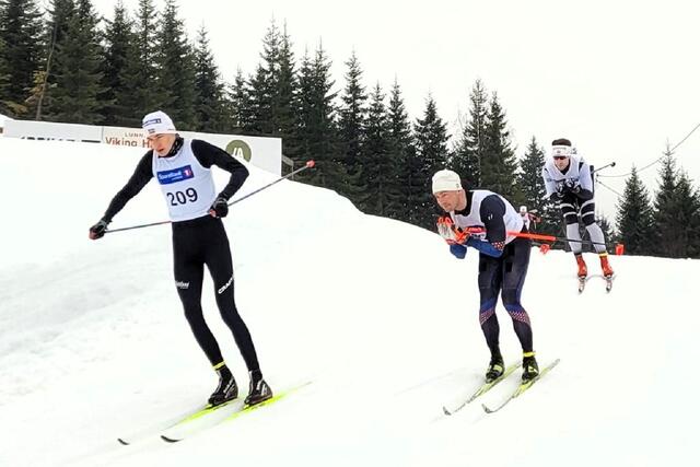 Teten ut fra start med Trond Raastad Hallum i front foran vinneren Daniel	Andersen og Vegard Skrove Stensæter. (Foto: Svea Skilag)