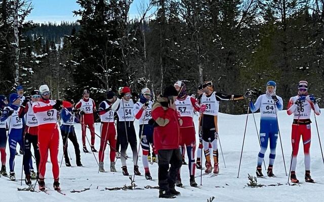 Fra fellesstarten for de 20 aktive i Flendalen i fjor. (Foto: Helge Bonden)