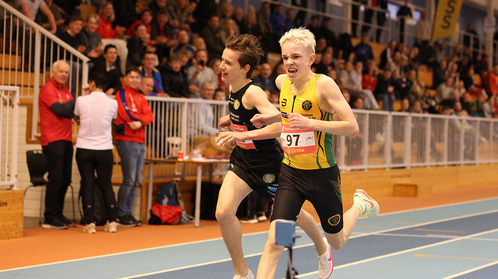 Elias Landøy Rasmussen og Fabian Vibekken spurter intenst om UM-tittelen i G15. (Foto: Dag Egil Eliassen)