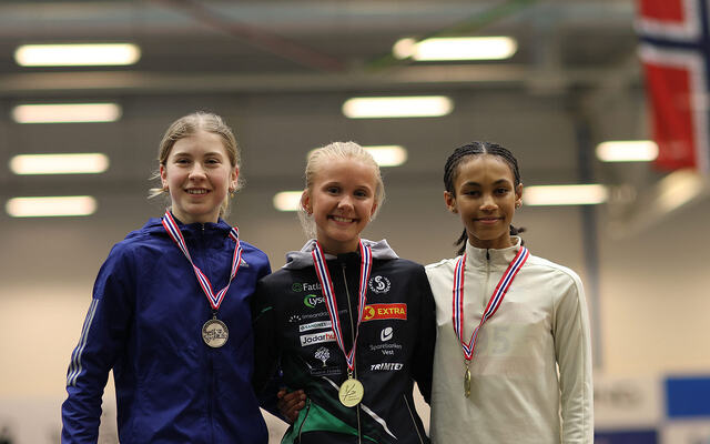 Premiepallen på 1500 meter i J16: Aurora Kanutte Brandt Sande, Tuva Alme og Venus Abraham Teffera. (Foto: Dag Egil Eliassen)