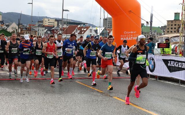 Fra fjorårets halvmaraton som hadde 4282 fullførende der vinneren Frew Zenebe Brkineh allerede er i front på de første meterne. (Foto: Arne Dag Myking)