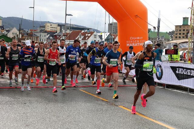 Fra fjorårets halvmaraton som hadde 4282 fullførende der vinneren Frew Zenebe Brkineh allerede er i front på de første meterne. (Foto: Arne Dag Myking)