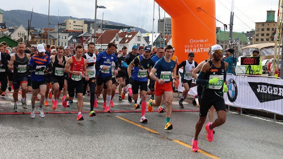 Fra fjorårets halvmaraton som hadde 4282 fullførende der vinneren Frew Zenebe Brkineh allerede er i front på de første meterne. (Foto: Arne Dag Myking)