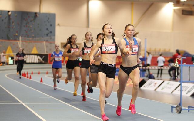 Marte Hovland (322) side om side med Mari Skraastad (414) på de første rundene på 800 meteren. (Foto: Torbjørn Fjellheim)
