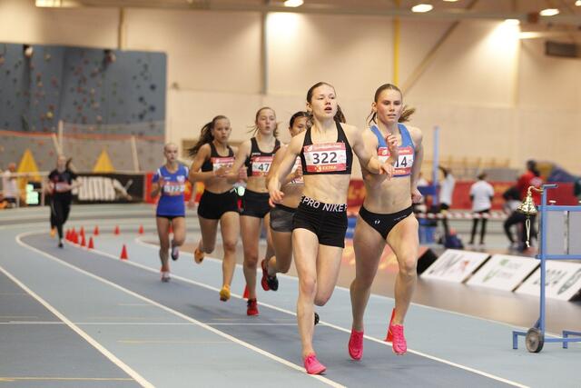 Marte Hovland (322) side om side med Mari Skraastad (414) på de første rundene på 800 meteren. (Foto: Torbjørn Fjellheim)