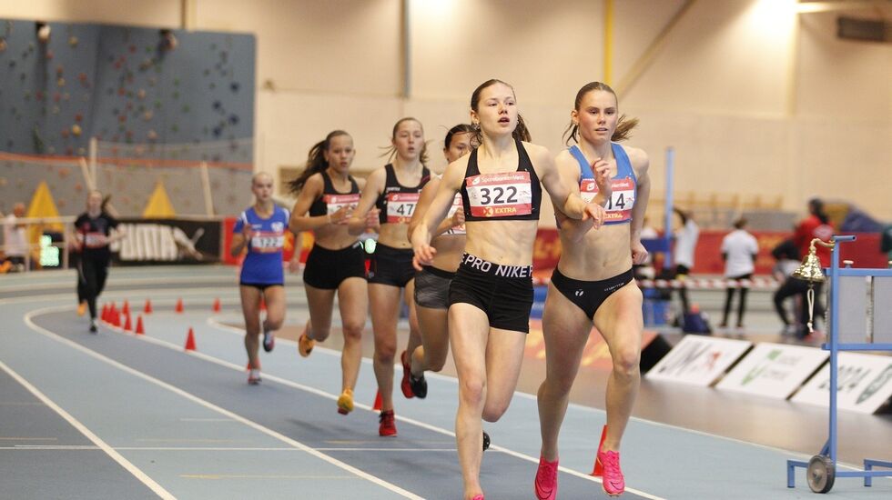Marte Hovland (322) side om side med Mari Skraastad (414) på de første rundene på 800 meteren. (Foto: Torbjørn Fjellheim)