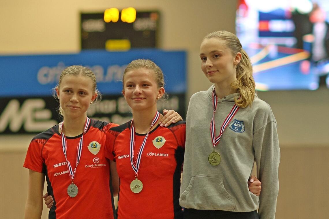 Medaljørene på 800 m i J17 (fra venstre): Mathea Lægran, Astrid Cecilie Berntsen og Alexandra Tunes Lund. (Foto: Dag Egil Eliassen)