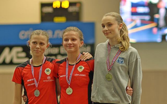 Medaljørene på 800 m i J17 (fra venstre): Mathea Lægran, Astrid Cecilie Berntsen og Alexandra Tunes Lund. (Foto: Dag Egil Eliassen)