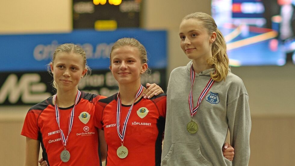 Medaljørene på 800 m i J17 (fra venstre): Mathea Lægran, Astrid Cecilie Berntsen og Alexandra Tunes Lund. (Foto: Dag Egil Eliassen)
