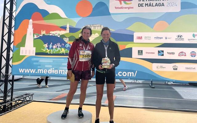 Kongsbergdamene Lillian Grongstad (til venstre) og Sidsel Mohn poserer på podiet etter å ha toppet lista i aldersklassen i den 23. utgaven av TotalEnergies Media Maratón de Málaga. (Foto: Privat)
