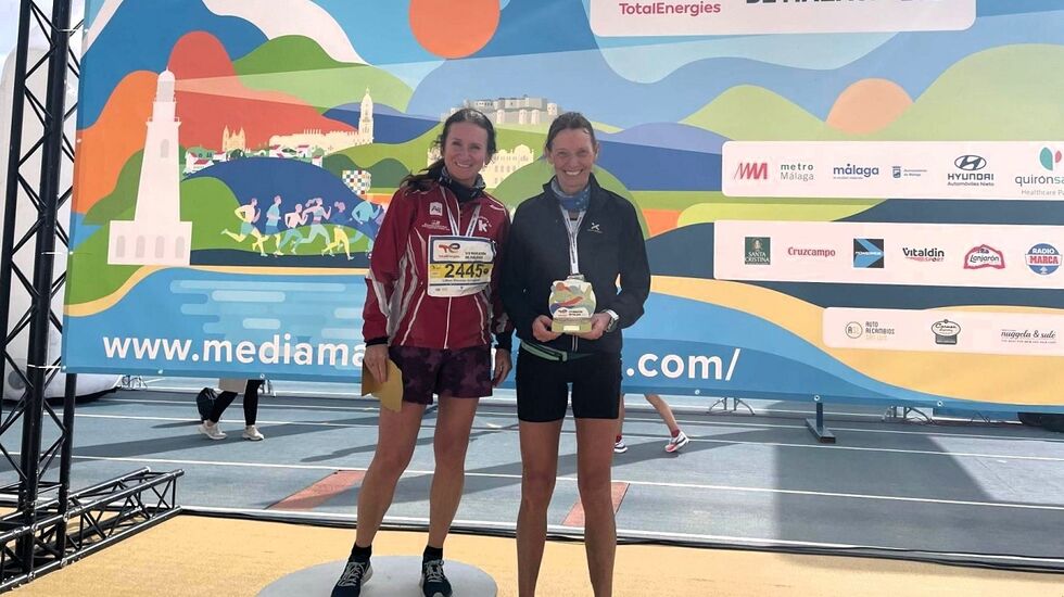Kongsbergdamene Lillian Grongstad (til venstre) og Sidsel Mohn poserer på podiet etter å ha toppet lista i aldersklassen i den 23. utgaven av TotalEnergies Media Maratón de Málaga. (Foto: Privat)