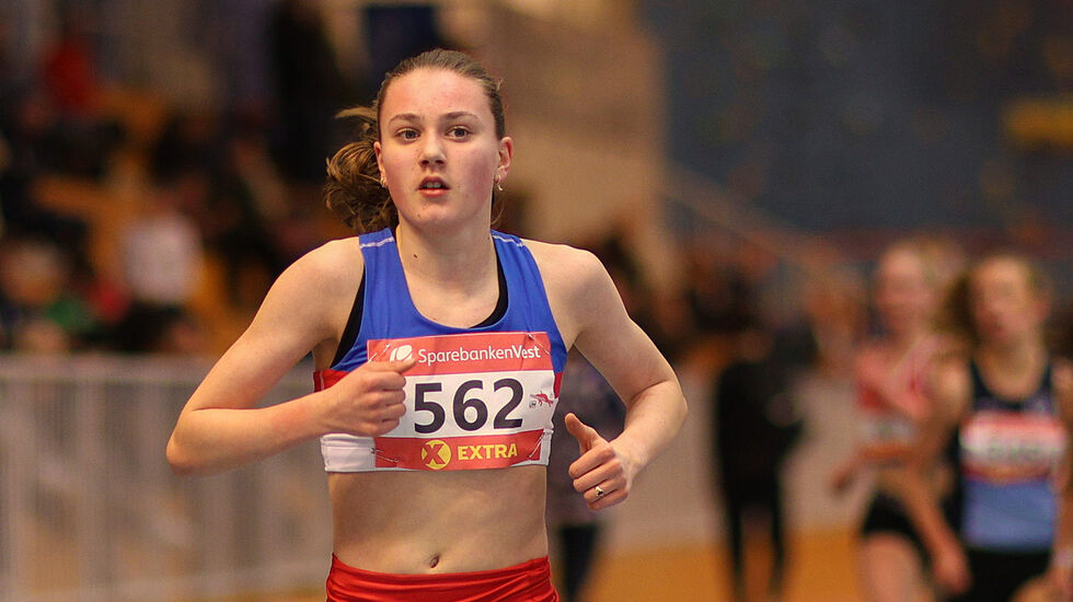 Ronja Malene Indrearne Furevik fra Ask Friidrett løper i mål som ungdomsmester på 1500 meter i klasse J15. (Foto: Dag Egil Eliassen)