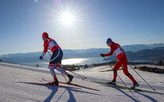 Torefjellsrennet gikk i glimrende løyper i storslagent landskap: med utsikt over Hardangerfjorden og Folgefonna. Pluss noen bakker som måtte forseres. Her er det Jarle Handeland og Guttorm Oppedal som jobber med den saken. (Alle foto: Arne Dag Myking)