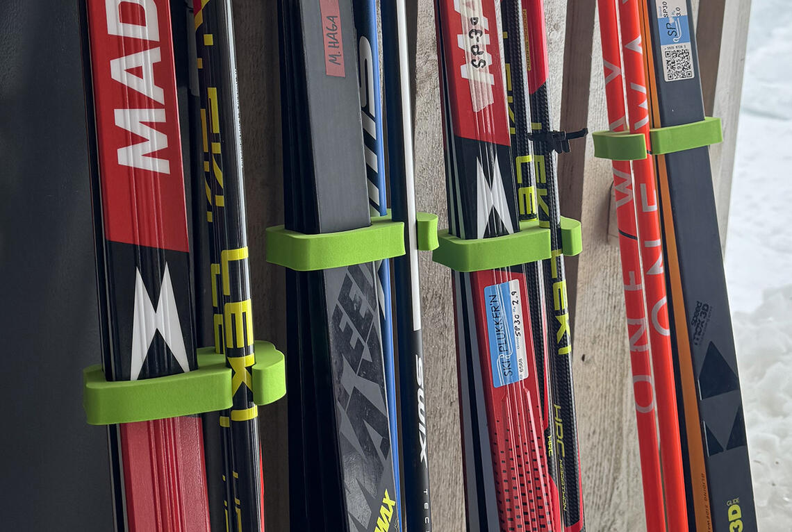 Med Skiklypa fester man enkelt ski og staver sammen for transport og oppbevaring. Produktet er utviklet i Norge, og produsert i fleksibel, robust og vanntett EVA-skum. (Foto: Kenneth Harlem)