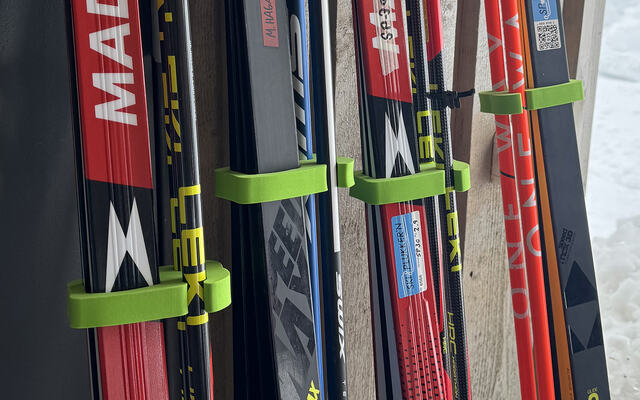 Med Skiklypa fester man enkelt ski og staver sammen for transport og oppbevaring. Produktet er utviklet i Norge, og produsert i fleksibel, robust og vanntett EVA-skum. (Foto: Kenneth Harlem)