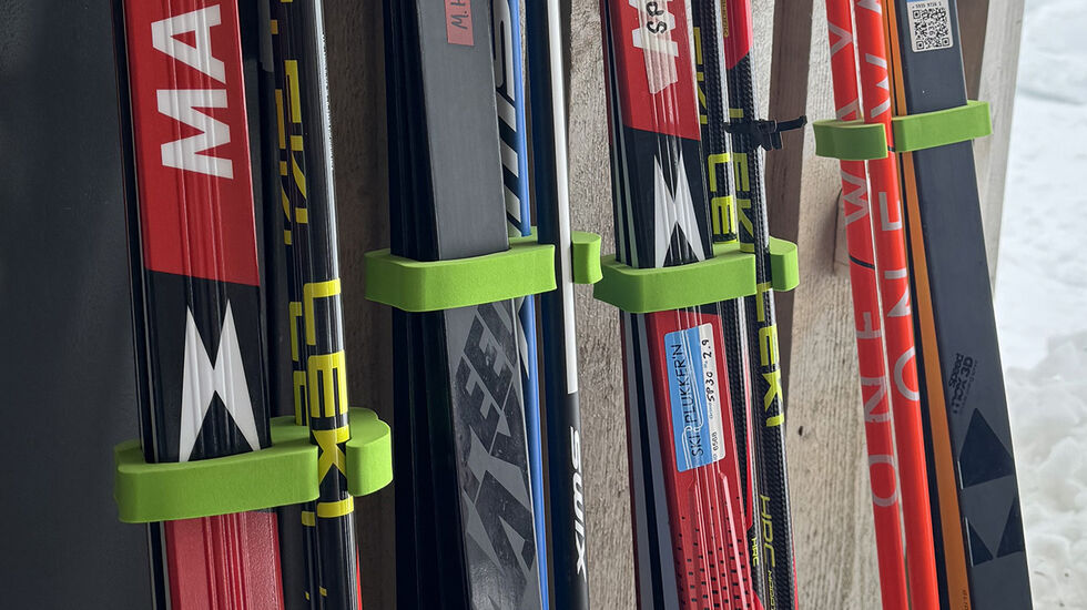 Med Skiklypa fester man enkelt ski og staver sammen for transport og oppbevaring. Produktet er utviklet i Norge, og produsert i fleksibel, robust og vanntett EVA-skum. (Foto: Kenneth Harlem)