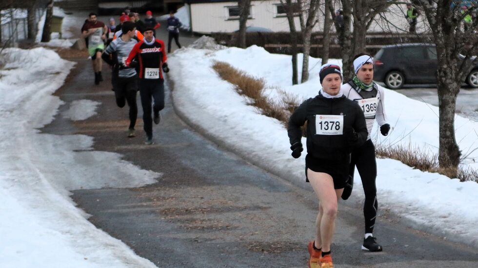 Fra starten ved Prestrudhallen tirsdag kveld med Mikal Lillestu og Vegard Ølstad Dalberg langt framme. (Foto: Rolf Bakken)
