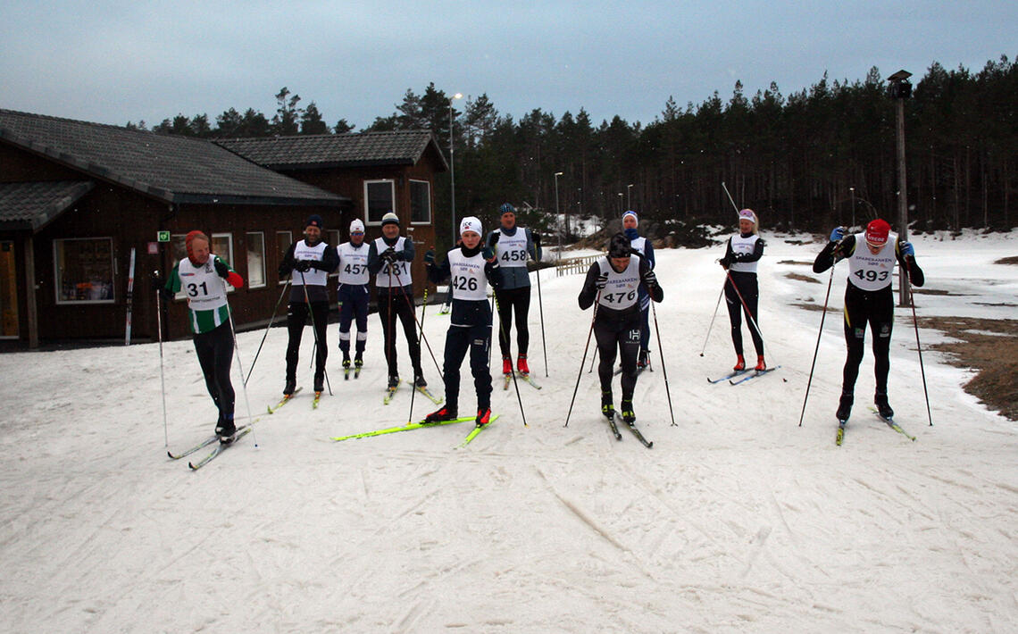 Klare til start i årets siste renn i Skikarusellen. (Foto: Sverre Larsen)