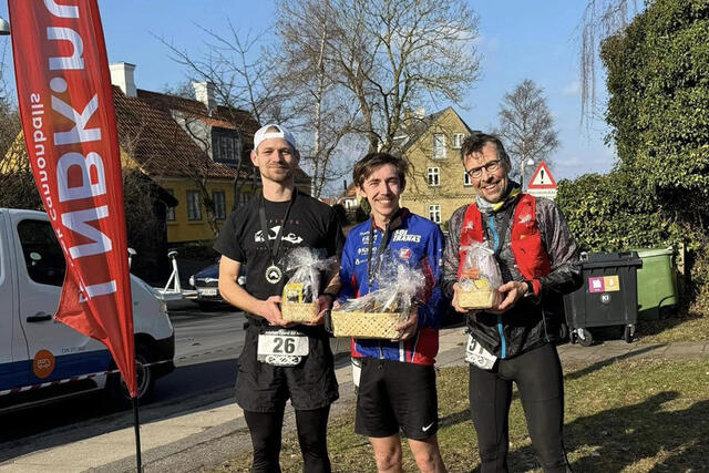 Svein-Erik Bakke (t.h.) tok en sterk tredjeplass i Roskilde Fjord Rundt. Alfons Enell i midten vant, mens Oliver Jensen tok tredjeplass. (Foto: Privat)