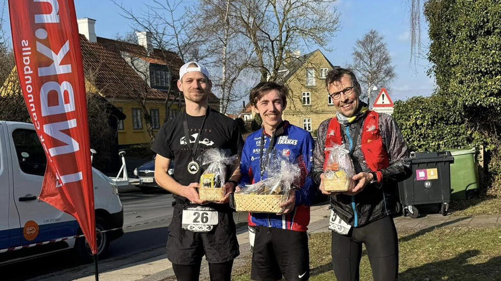Svein-Erik Bakke (t.h.) tok en sterk tredjeplass i Roskilde Fjord Rundt. Alfons Enell i midten vant, mens Oliver Jensen tok tredjeplass. (Foto: Privat)