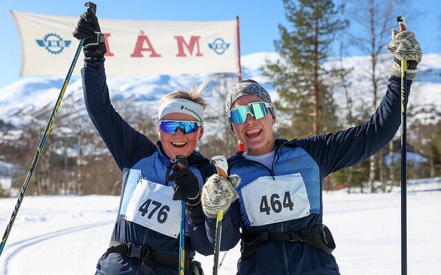 Beate Madsen og Anette Skår Danielsen kunne juble over å ha gjennomført Bergensrennet i strålende fine forhold. (Alle foto: Arne Dag Myking)
