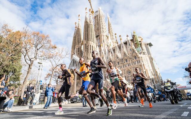 Vinner Tadesse Abraham ligger i rygg på fartsholderne idet teten passerer den mektige La Sagrada Familia-katedralen. (Foto: arrangøren)