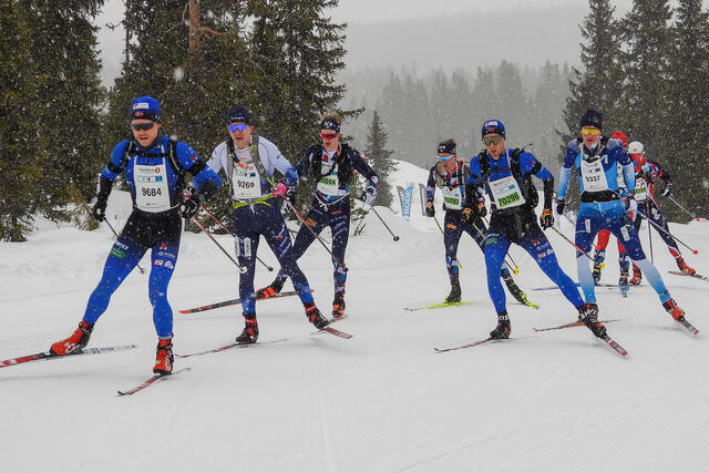 Her ser vi tetgruppen som passerer Kvarstadsætra: Petter Austberg Bjørn, Kasper Herland, Filip Fjeld Andersen, Jørgen Solhaug Sæter (70296) og Henrik Husdal. (Foto: Stein Arne Negård) Kasper Herland og tetgruppen