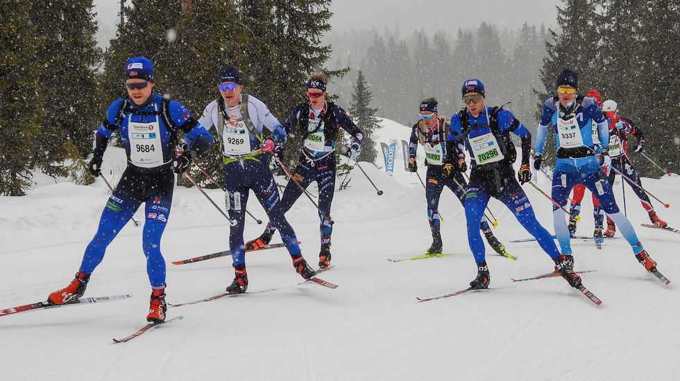 Her ser vi tetgruppen som passerer Kvarstadsætra: Petter Austberg Bjørn, Kasper Herland, Filip Fjeld Andersen, Jørgen  Solhaug Sæter (70296) og Henrik Husdal. (Foto: Stein Arne Negård)