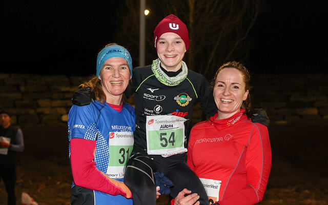Hanne Elisabeth Liland og Hanne Kristoffersen kan ikke gjøre annet enn å hylle Aurora Veen Torkildsen med en gullstol. (Alle foto: Arne Dag Myking)