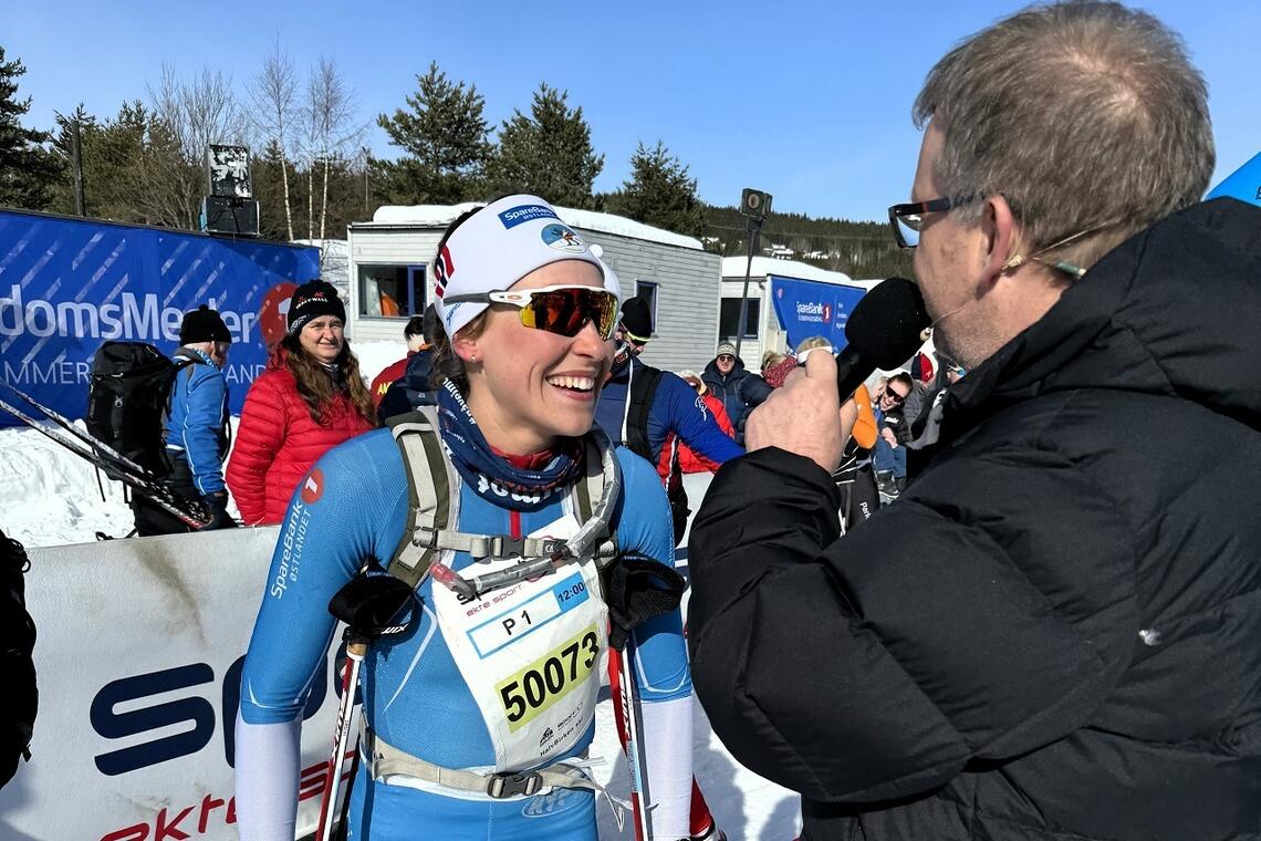 Thea Sørum blir intervjuet etter seieren på Birkebeineren skistadion søndag. (Foto: Finn Olsen)