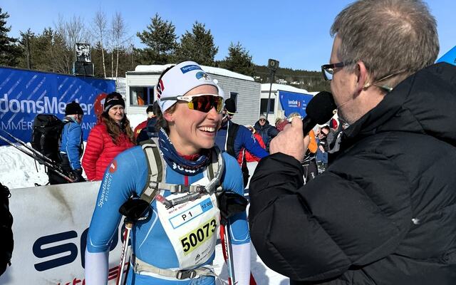 Thea Sørum blir intervjuet etter seieren på Birkebeineren skistadion søndag. (Foto: Finn Olsen)