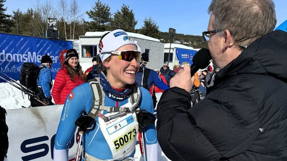Thea Sørum blir intervjuet etter seieren på Birkebeineren skistadion søndag. (Foto: Finn Olsen)