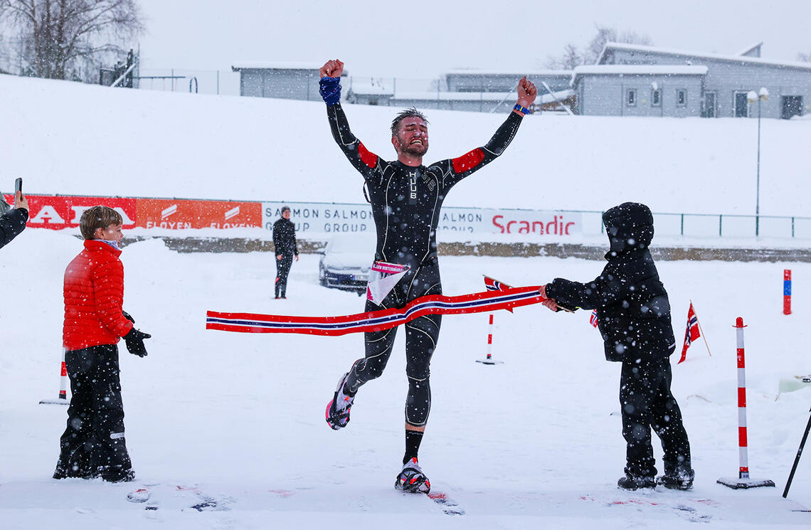 Tor-Aanen Kallekleiv kunne tidligere i vinter juble for både seier i Bergen Vintermaraton og for å ha løpt verdens raskeste maraton i våtdrakt. De to sønnene hans holdt målbåndet. (Foto: Arne Dag Myking)