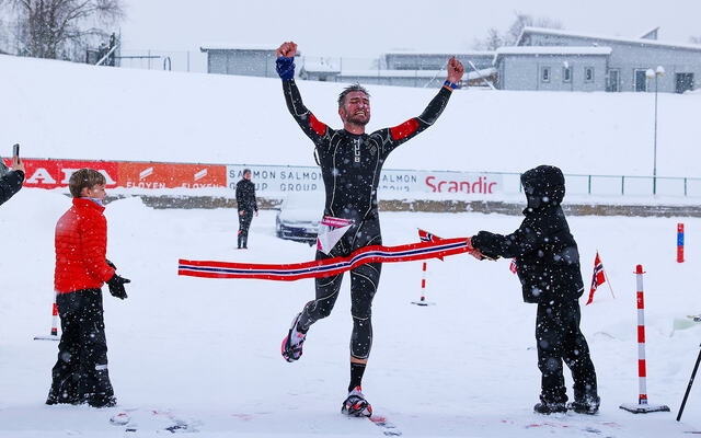Tor-Aanen Kallekleiv kunne tidligere i vinter juble for både seier i Bergen Vintermaraton og for å ha løpt verdens raskeste maraton i våtdrakt. De to sønnene hans holdt målbåndet. (Foto: Arne Dag Myking)