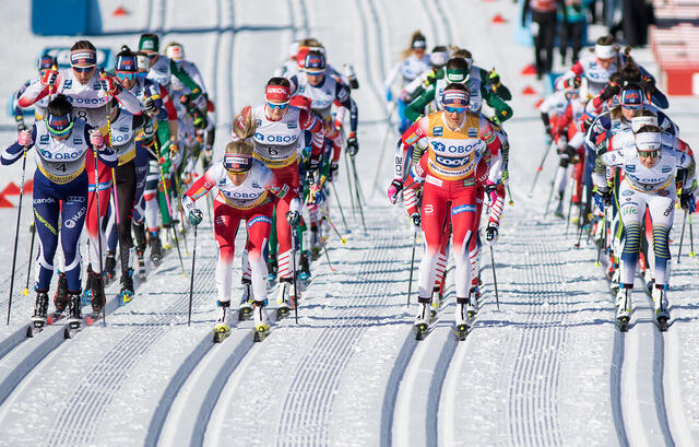 Er det ei krise for norsk langrenn at det i vinter stort sett har vori færre kvinner i raud drakt å sjå langt framme i feltet enn det det var da dette biletet vart teki i 2019? (Foto: Sylvain Cavatz)