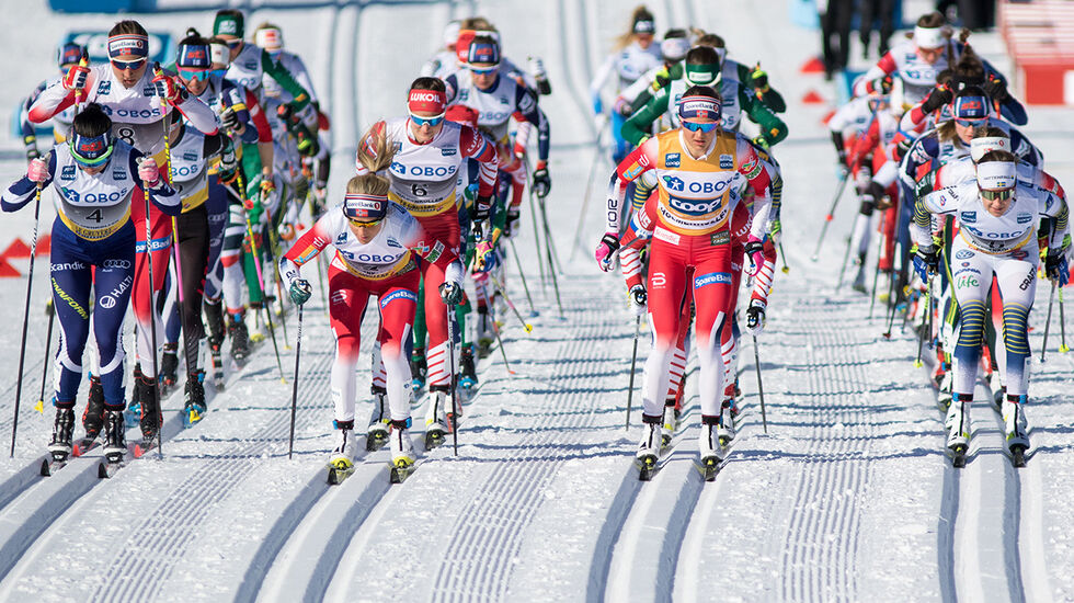 Er det ei krise for norsk langrenn at det i vinter stort sett har vori færre kvinner i raud drakt å sjå langt framme i feltet enn det det var da dette biletet vart teki i 2019? (Foto: Sylvain Cavatz)