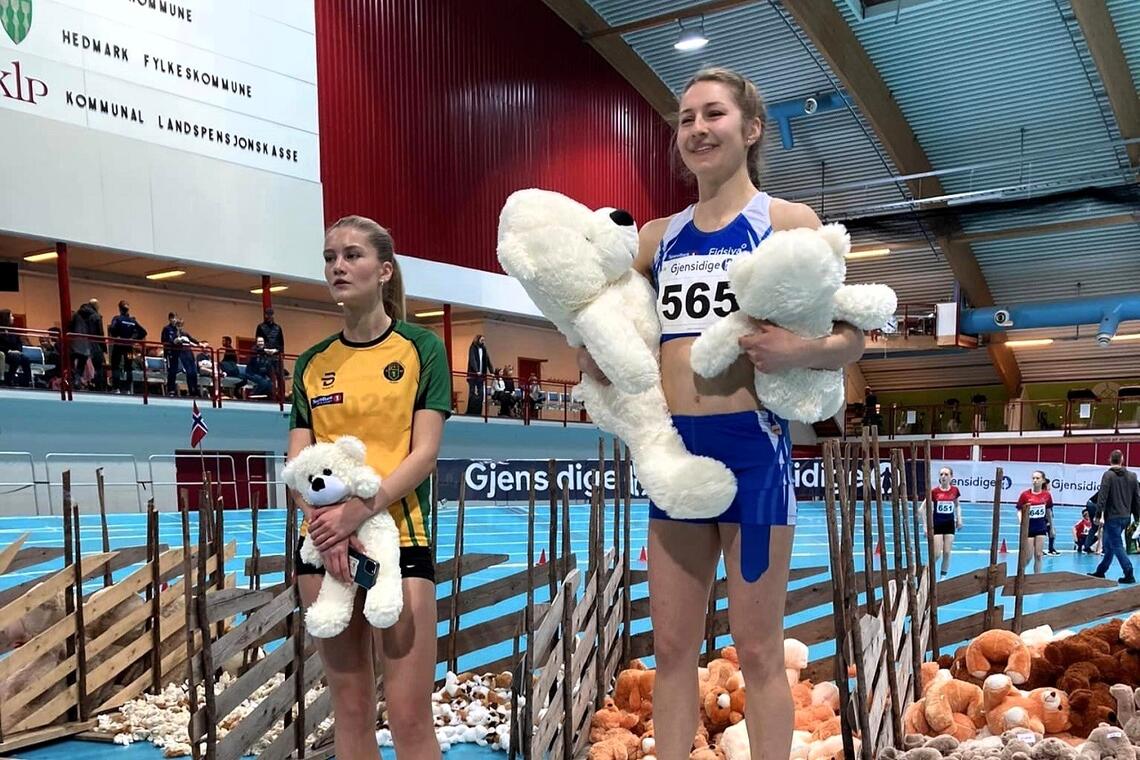 Anniken Årebrot på pallen med både vinner- og rekordbamse sammen med toeren Natalie Nordbeck Jøransen i kvinner senior. (Foto fra FIK Orions facebookside)