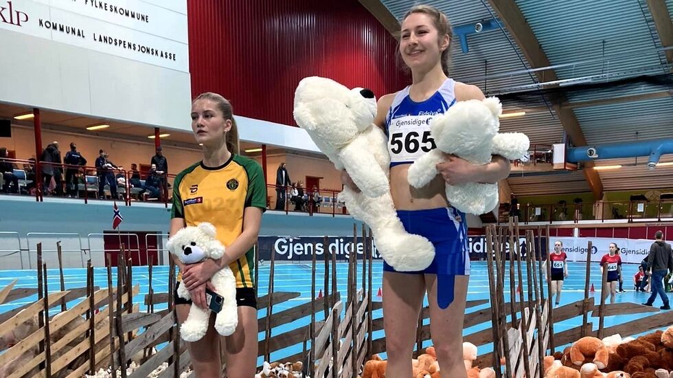 Anniken Aarebrot med på pallen med vinnerbamse sammen med Natalie Nordbeck Jøransen i kvinnenes senior. (Foto fra FIK Orions facebookside)