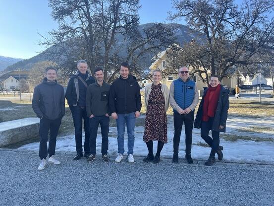 Sju personar oppstilte i parken i Sogndal.