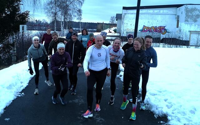 Klare til start både for Kondisløpets 5 km og en lang barmarkssesong i Elverum. Først ut er Kondistrener Christoffer Hvammen som også var førstemann i mål. (Foto: Rolf Bakken)