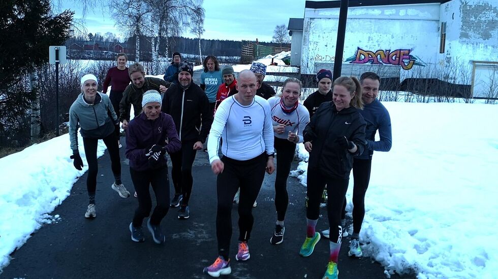 Klare til start både for Kondisløpets 5 km og en lang barmarkssesong i Elverum. Først ut er Kondistrener Christoffer Hvammen som også var førstemann i mål. (Foto: Rolf Bakken)