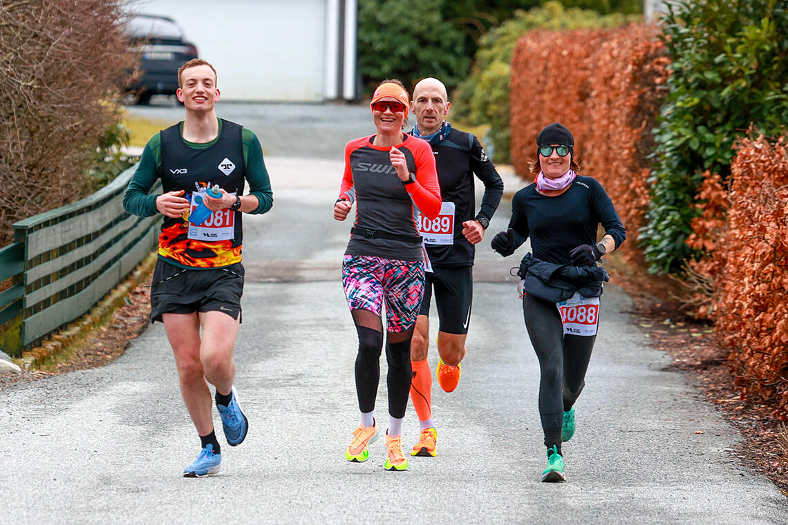 Fra Bergen Ultra i 2023: Ramn Erstad, Annette Velde Sande og Ingrid Lid har godt humør på sin 100 kilometer lange løpetur. Steffen Mjøs får drahjelp. (Foto: Arne Dag Myking)