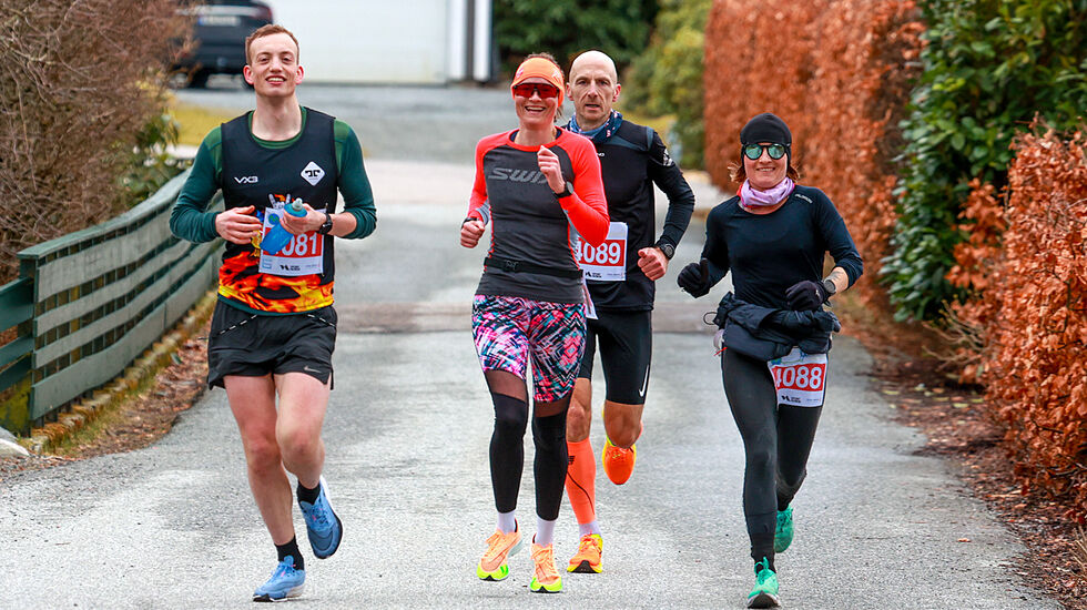 Fra Bergen Ultra i 2023: Ramn Erstad, Annette Velde Sande og Ingrid Lid har godt humør på sin 100 kilometer lange løpetur. Steffen Mjøs får drahjelp. (Foto: Arne Dag Myking)