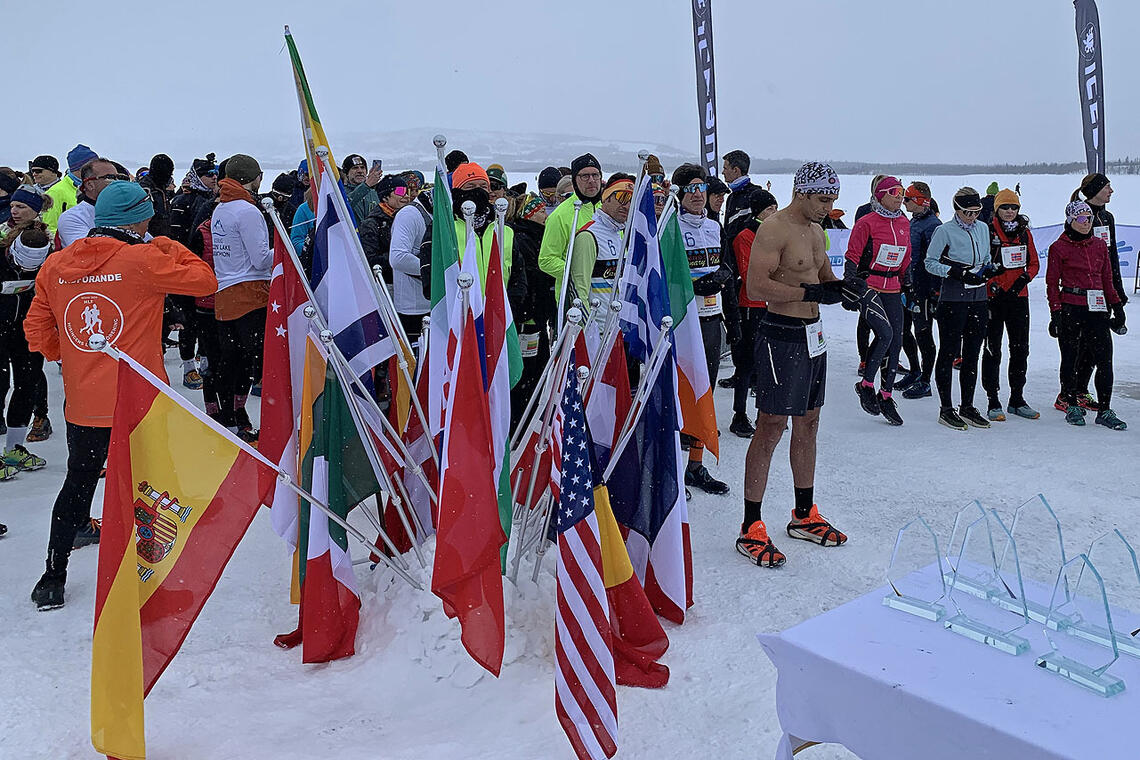 Flagg fra hele verden ved startstreken på Frozen Lake Marathon på Tisleifjorden. (Foto: Arne Storheim)